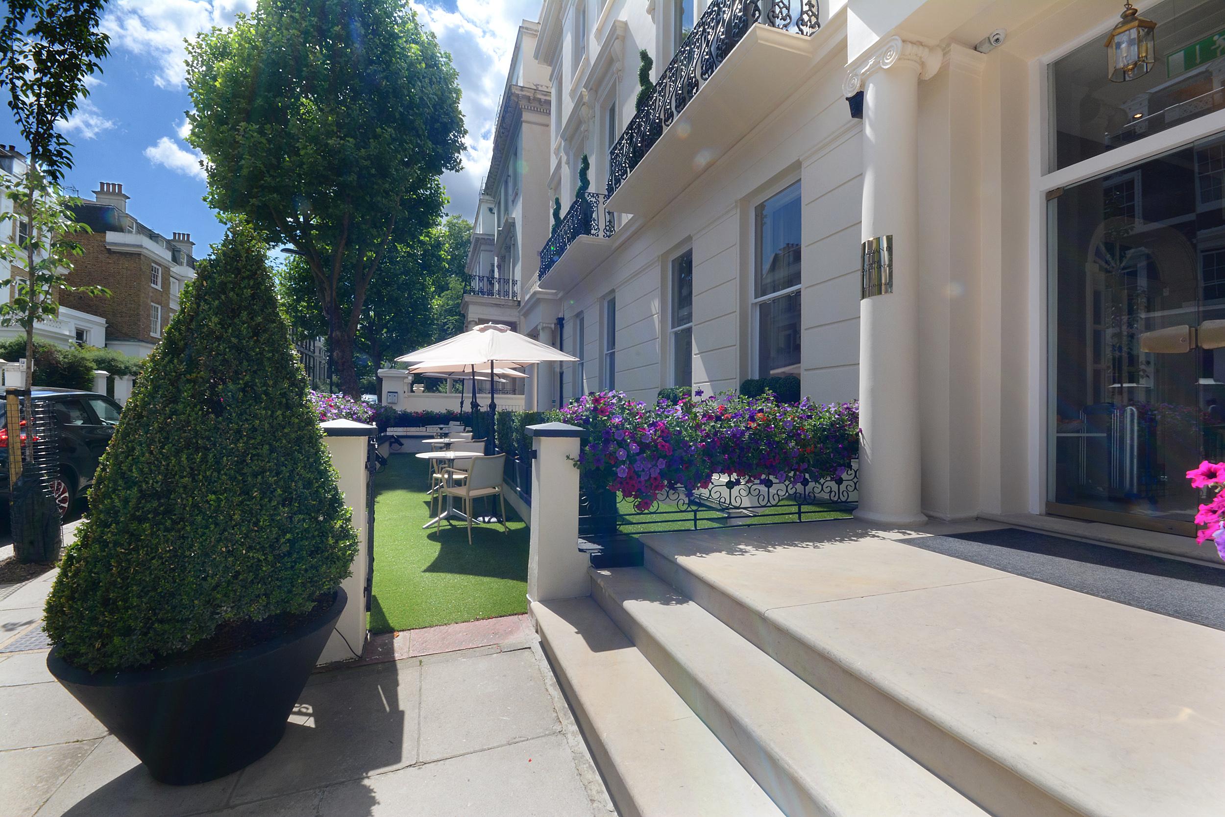 Park Grand London Lancaster Gate Hotell Exteriör bild The courtyard at 100 Eaton Square