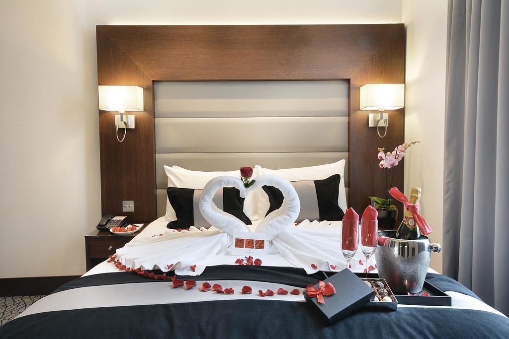 Park Grand London Lancaster Gate Hotell Exteriör bild A bed decorated for a honeymoon