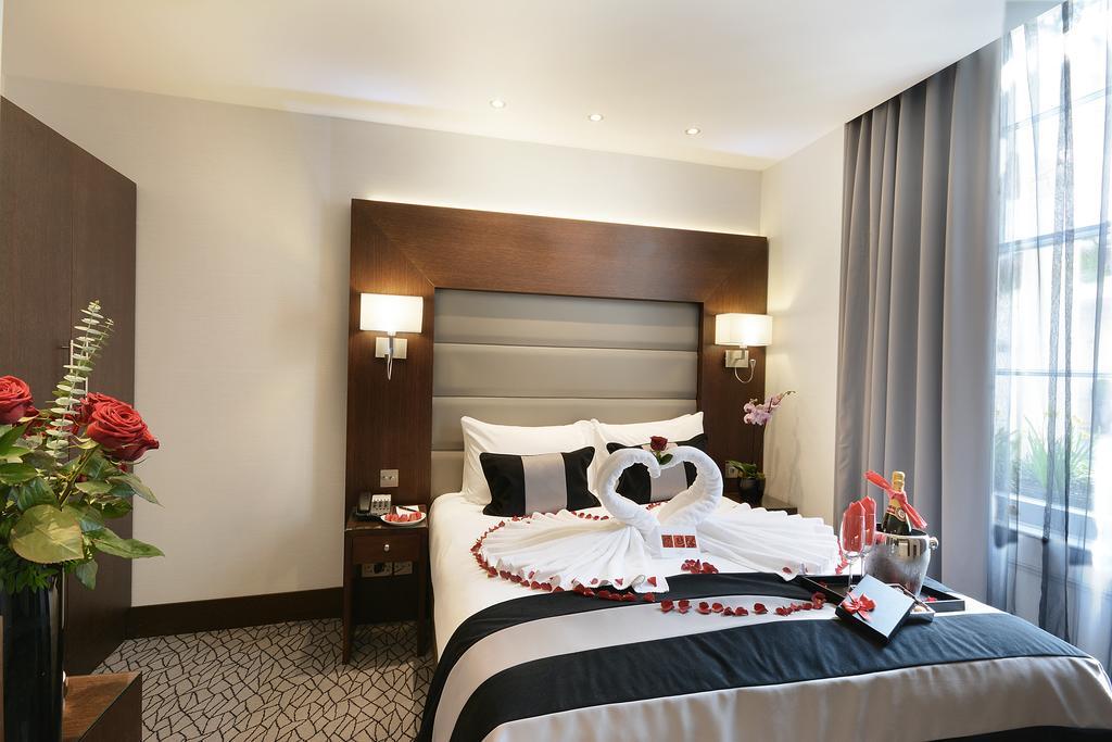 Park Grand London Lancaster Gate Hotell Exteriör bild A bedroom at the hotel