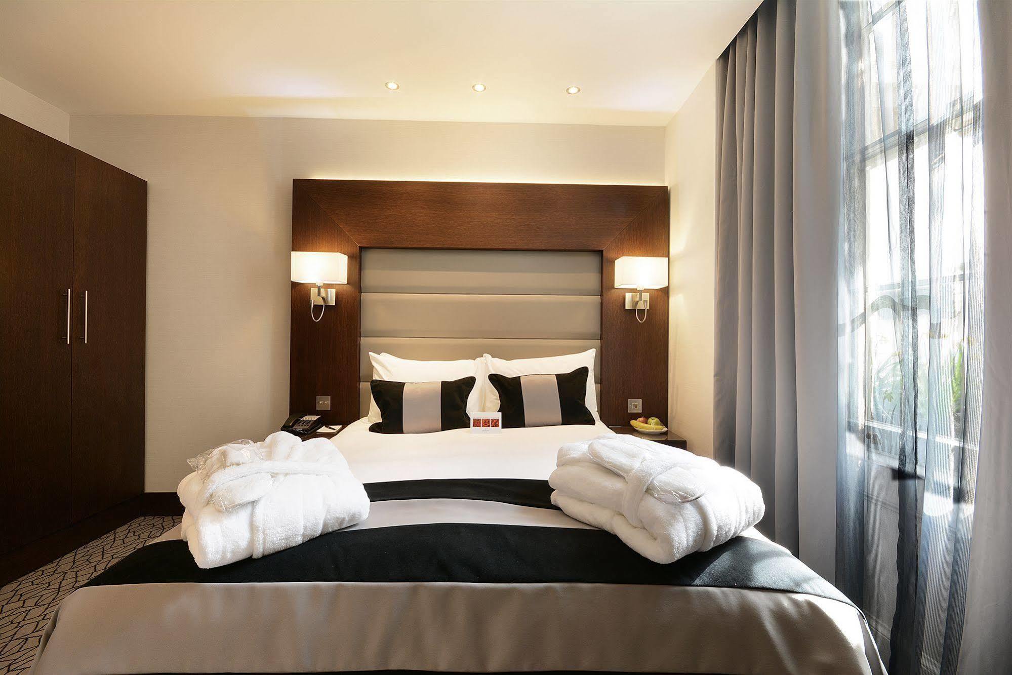 Park Grand London Lancaster Gate Hotell Exteriör bild A bedroom at the hotel