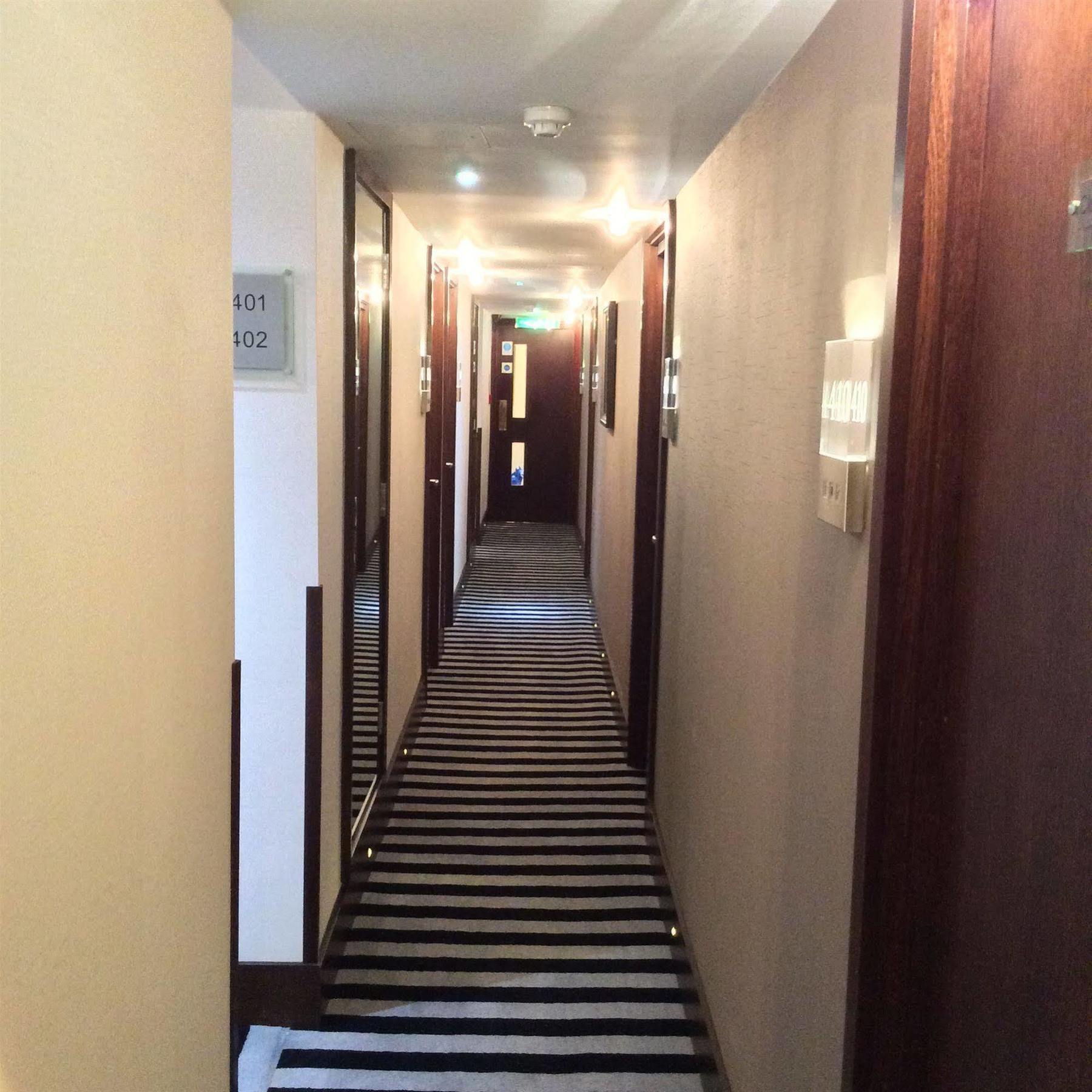 Park Grand London Lancaster Gate Hotell Exteriör bild A typical hotel corridor